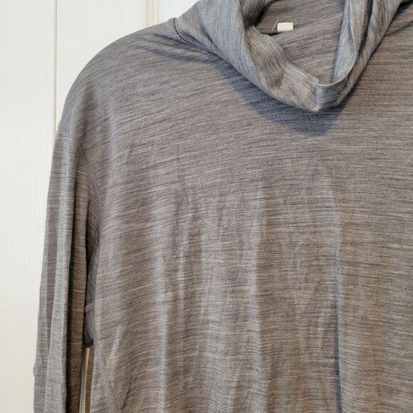 Uniqlo Gray Mock Neck Wool Blend Gray Top Size Medium Base Layer - Picture 2 of 5